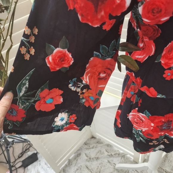 UMGEE NEW RED/BLACK FLORAL ROMPER SIZE MED - Picture 5 of 7